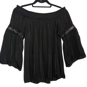 Off the shoulder elastic neckline